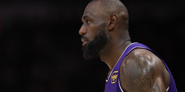 15季后赛欧文&amp;amp;乐福受伤&amp;amp;21浓眉受伤！詹媒：为何是詹姆斯来承受？