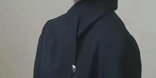 500彩票网官方-46岁董洁花期太短了，这是董洁为某时尚杂志拍的大片，董洁贴上假胡子，脸上戴着厚重的网纱，脖子上挂着繁复的花朵，这妆造真的太前卫了