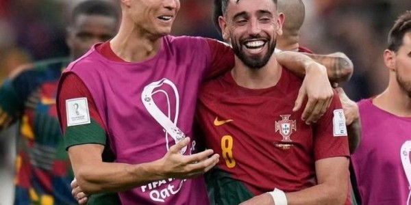 500万彩票网-C罗笑称：我碰到了球 B费承认：原以为首球是C罗的