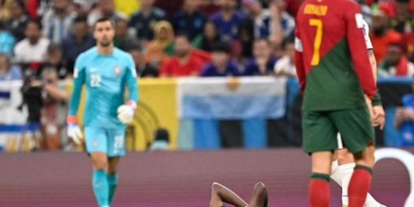 500万彩票网-C罗笑称：我碰到了球 B费承认：原以为首球是C罗的