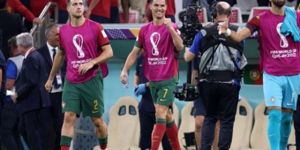 500万彩票网-C罗笑称：我碰到了球 B费承认：原以为首球是C罗的