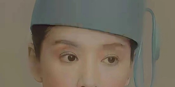 500彩票网官方-46岁董洁花期太短了，这是董洁为某时尚杂志拍的大片，董洁贴上假胡子，脸上戴着厚重的网纱，脖子上挂着繁复的花朵，这妆造真的太前卫了